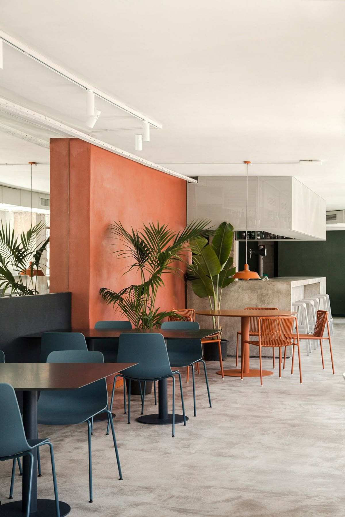 indoor‑outdoor restaurant furniture sets weather resistant.png