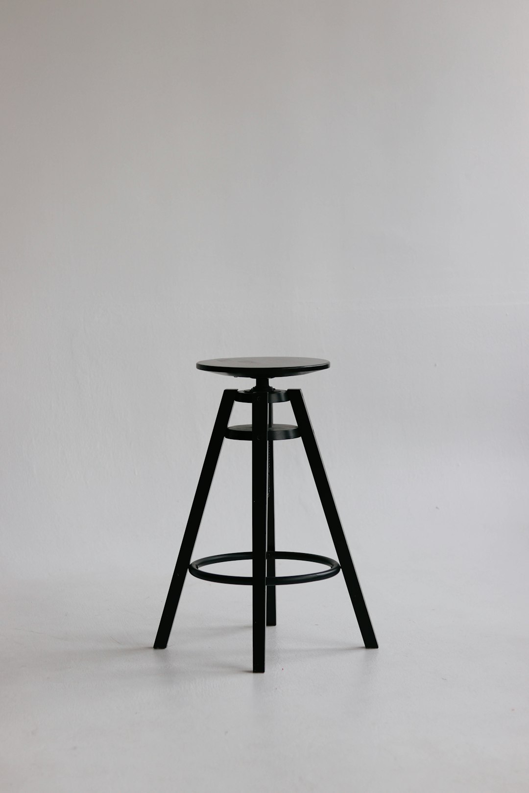 Adjustable height bar stools
